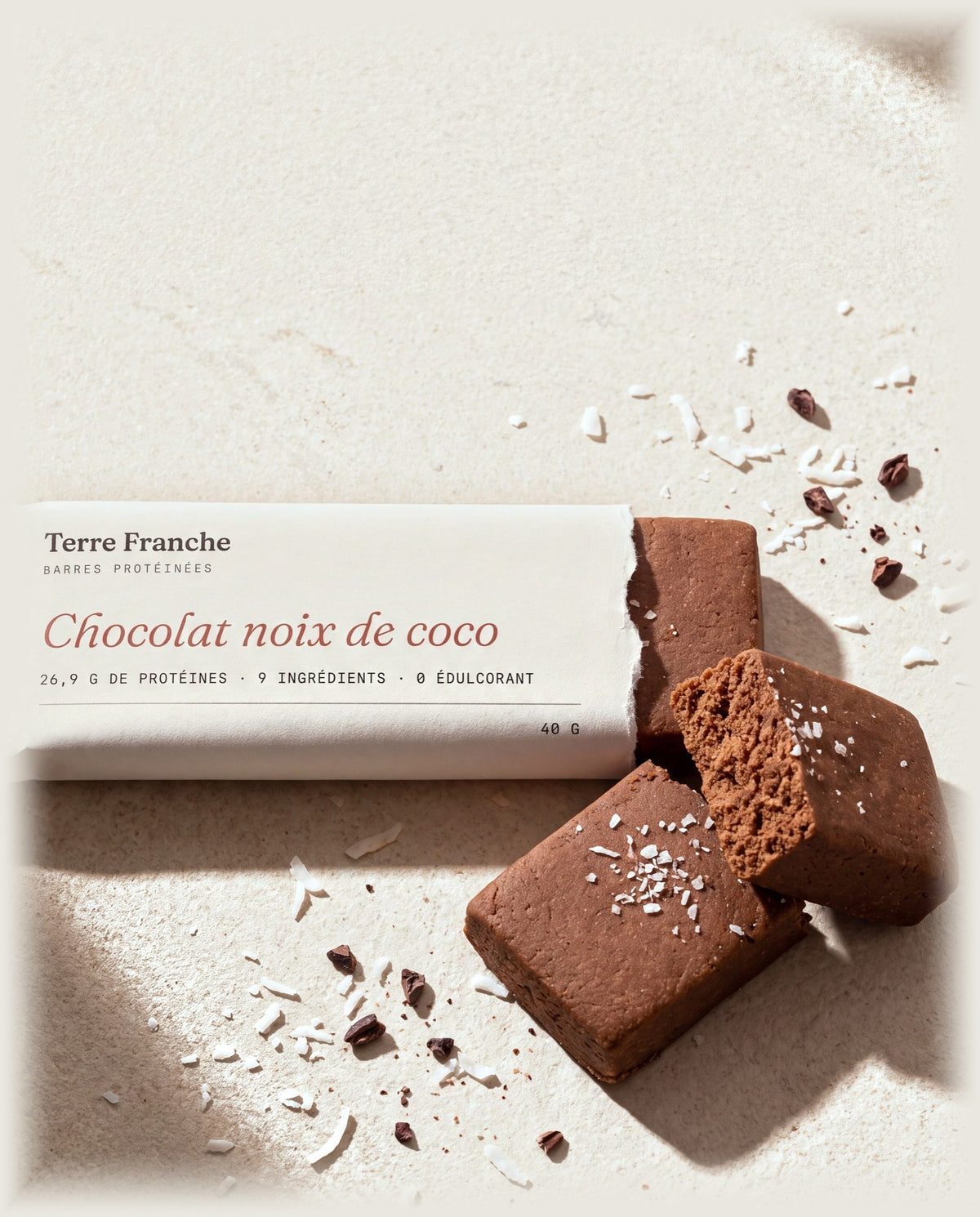 Barre Terre Franche chocolat noix de coco, coupe et éclats de coco