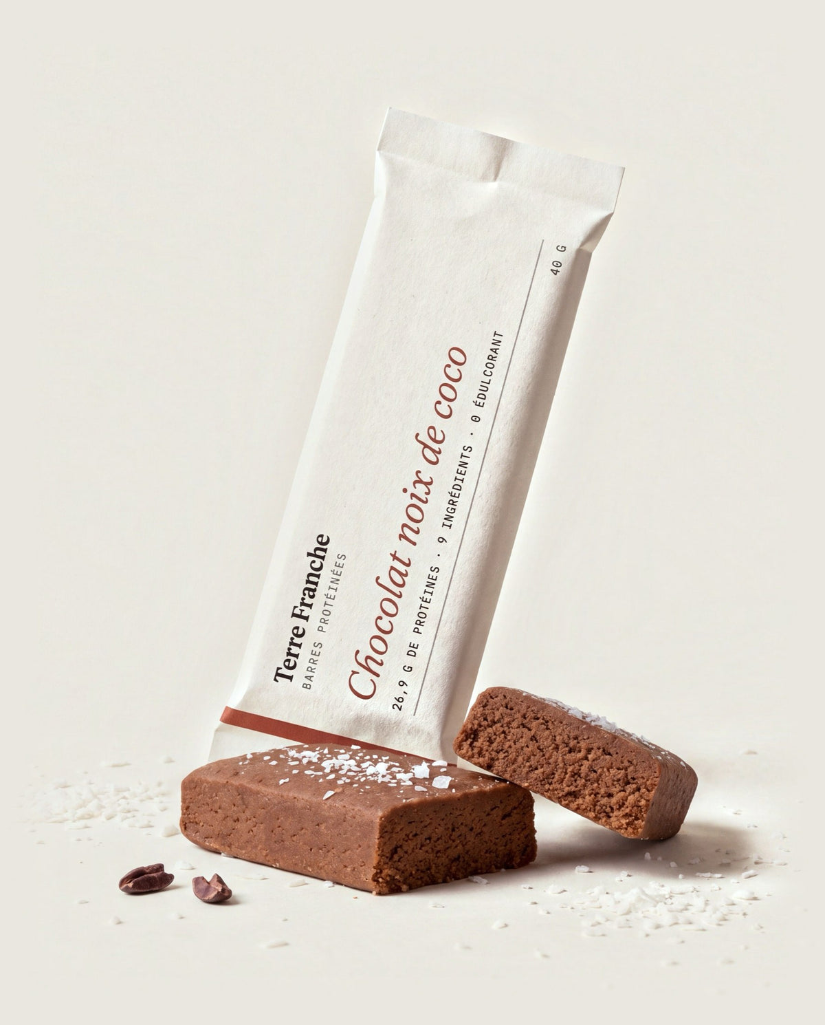 Sachet Terre Franche chocolat noix de coco debout, barre coupée devant
